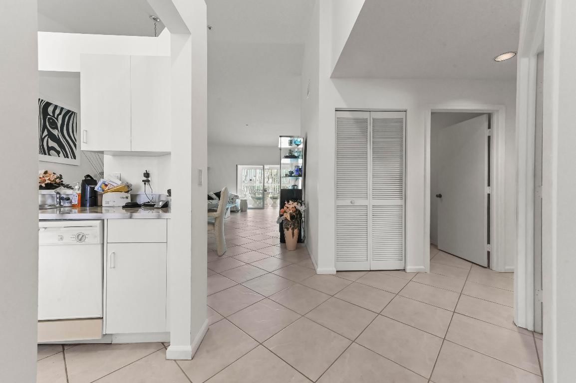 5952 Regal Glen Drive #207, Boynton Beach, FL 33437 photo 2