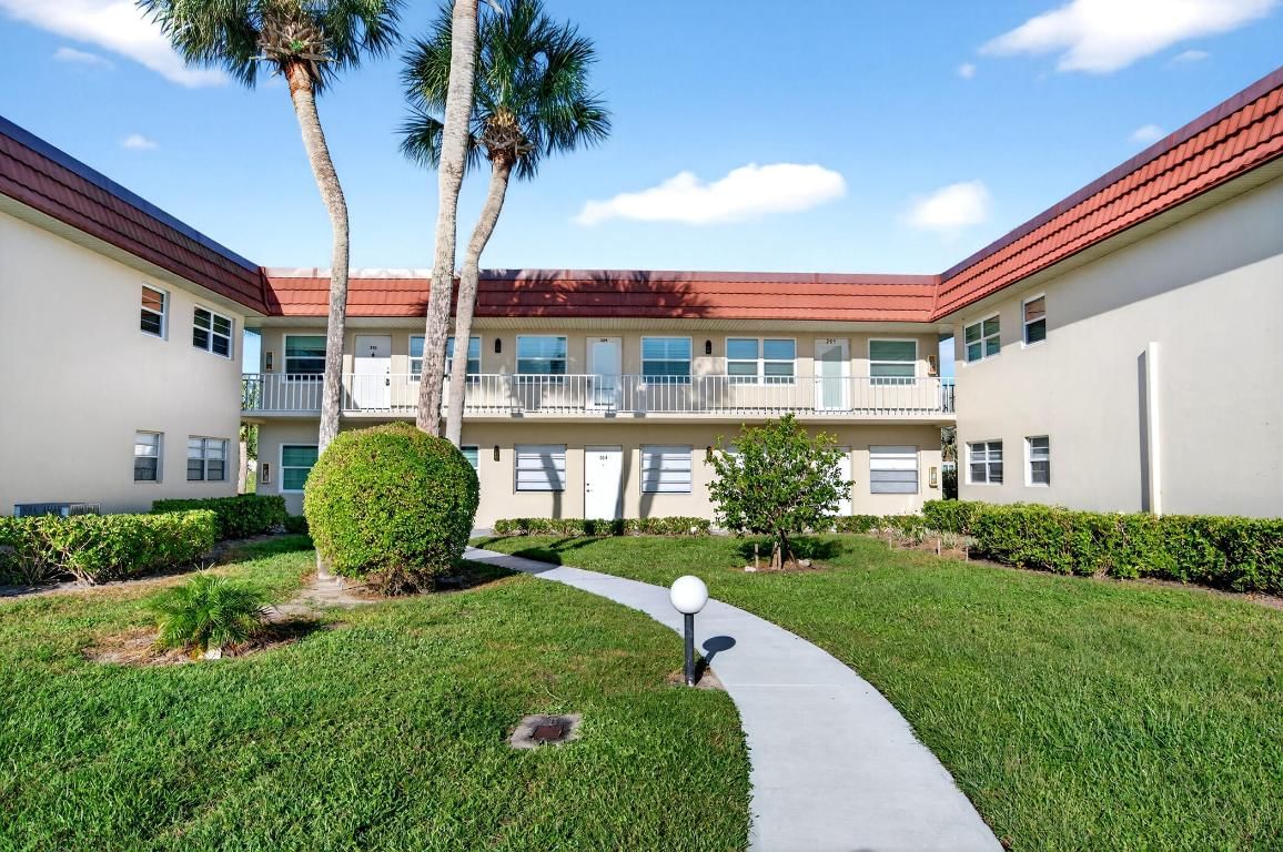 108 Spring Lake Court #203, Vero Beach, FL 32962
