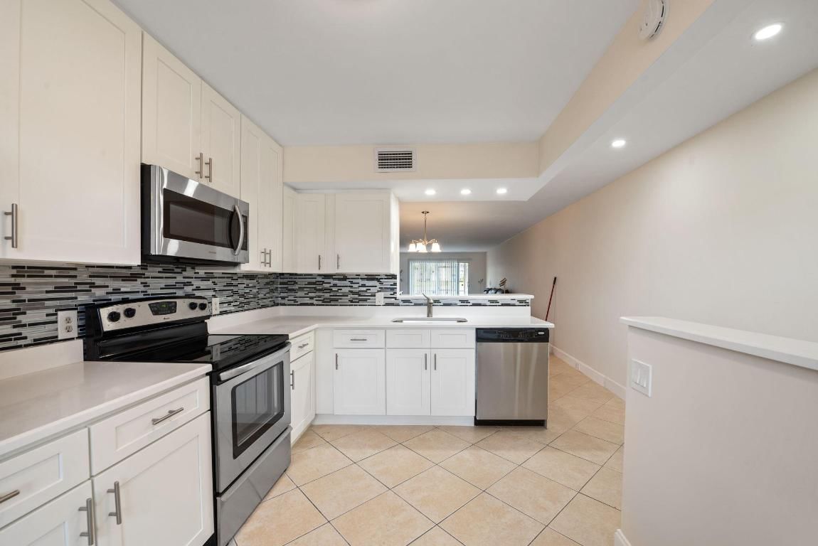 1090 Guildford E #1090, Boca Raton, FL 33434 photo 2
