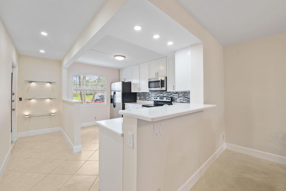 1090 Guildford E #1090, Boca Raton, FL 33434 photo 4