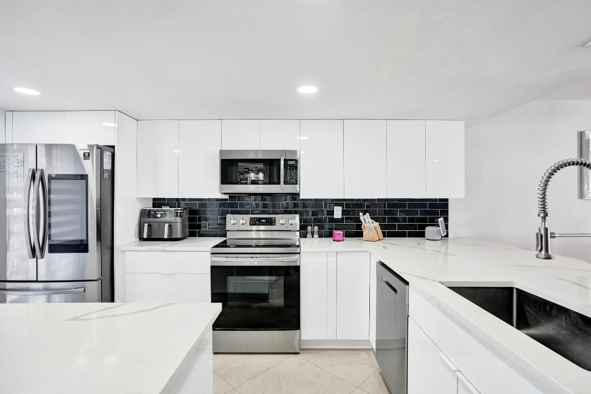 868 Crystal Lake Drive, Deerfield Beach, FL 33064 photo 4