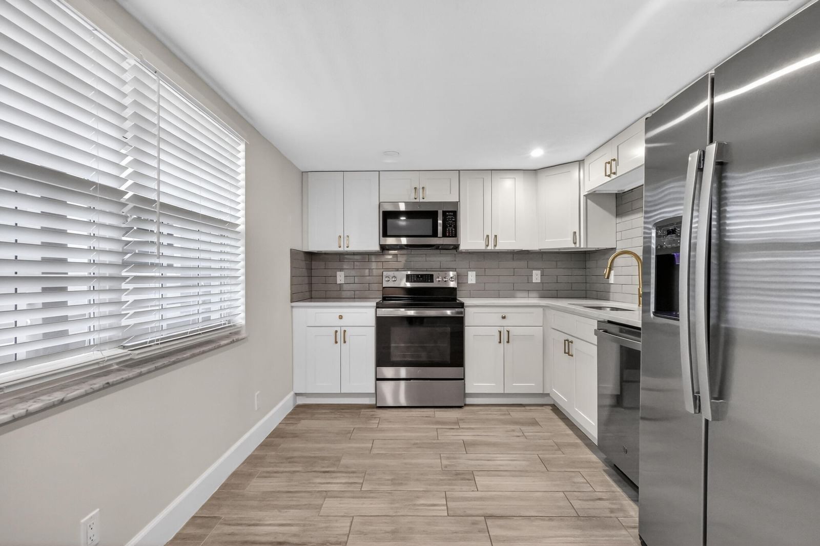 545 Oaks Lane #409, Pompano Beach, FL 33069 photo 4