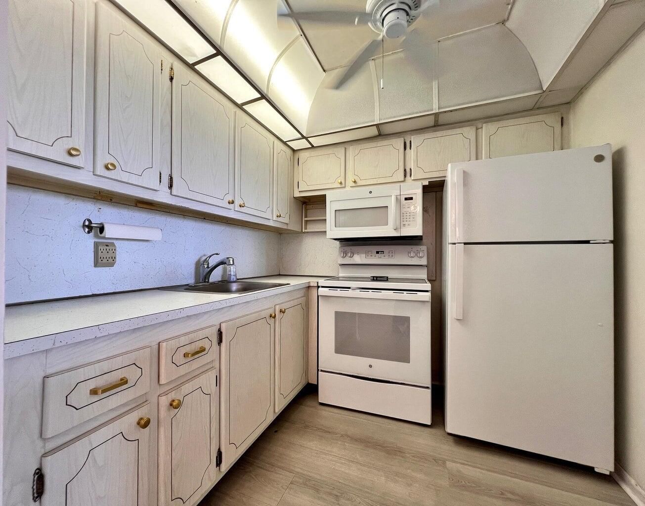 434 Southampton B, West Palm Beach, FL 33417 photo 3