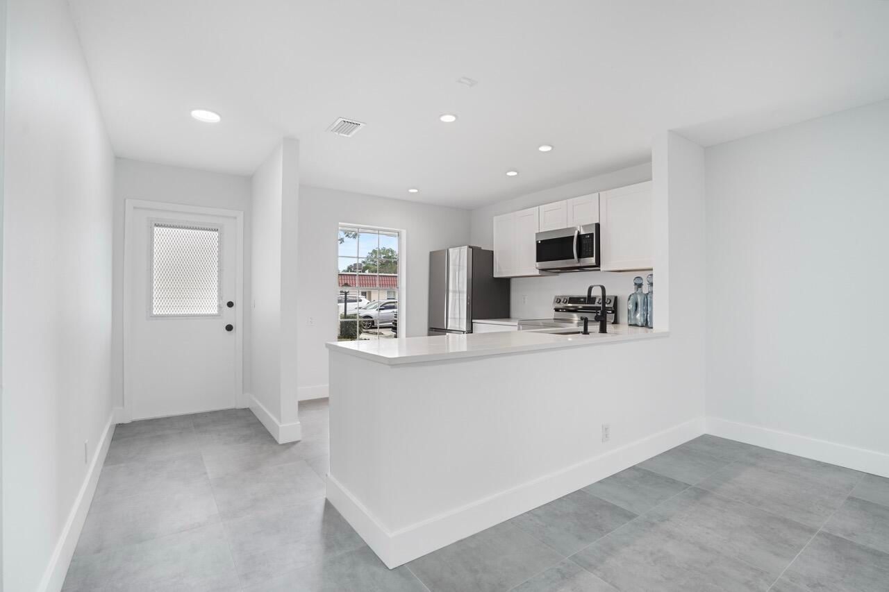 737 Nantucket Circle #B, Lake Worth, FL 33467 photo 2