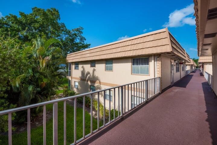 657 Brittany N, Delray Beach, FL 33446 photo 2