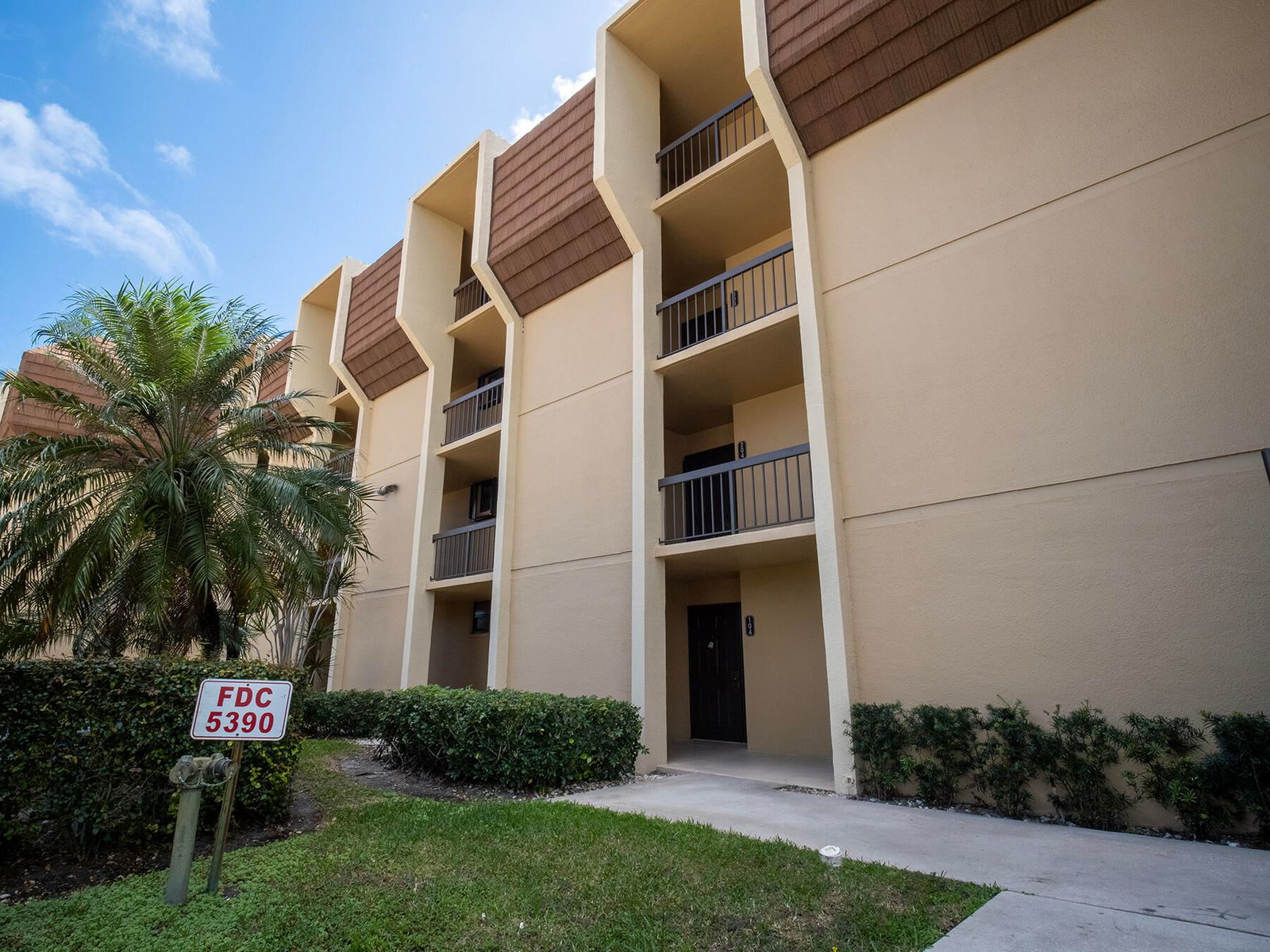 5390 Woodland Lakes Drive #104, Palm Beach Gardens, FL 33418 photo 2