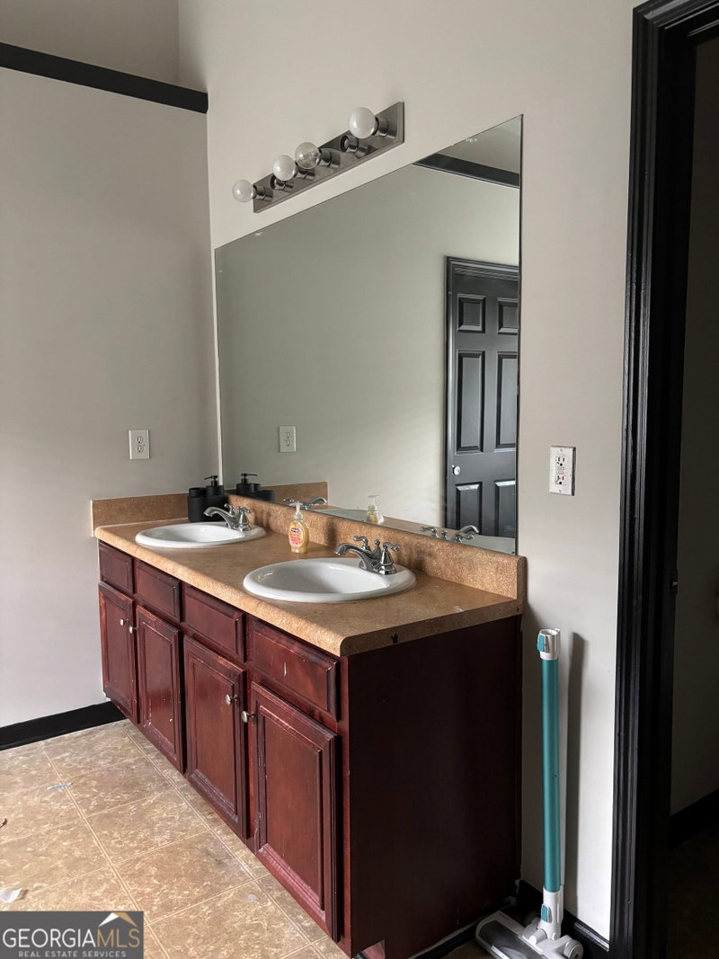 Photo 5 of 215 Gunnison Place SW