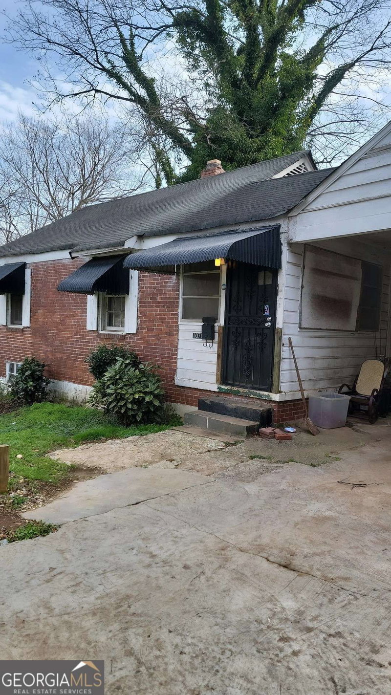 Photo 4 of 1070 Camilla Street SW