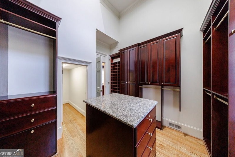 Photo 33 of 4037 Wieuca Road NE