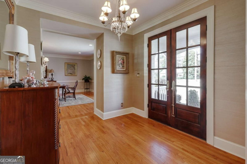 Photo 9 of 577 Cloverhurst Avenue