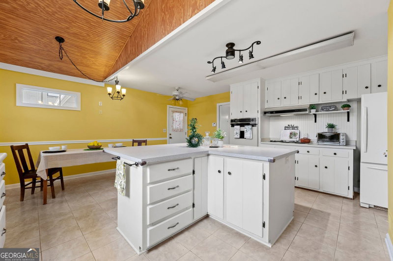 Photo 14 of 282 Evelyn Street NW