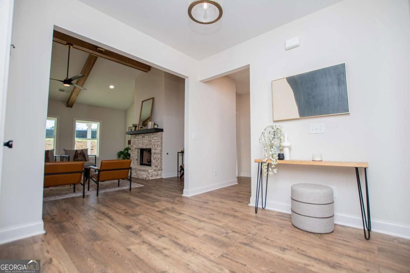 Photo 5 of 102 Red Oak Lane