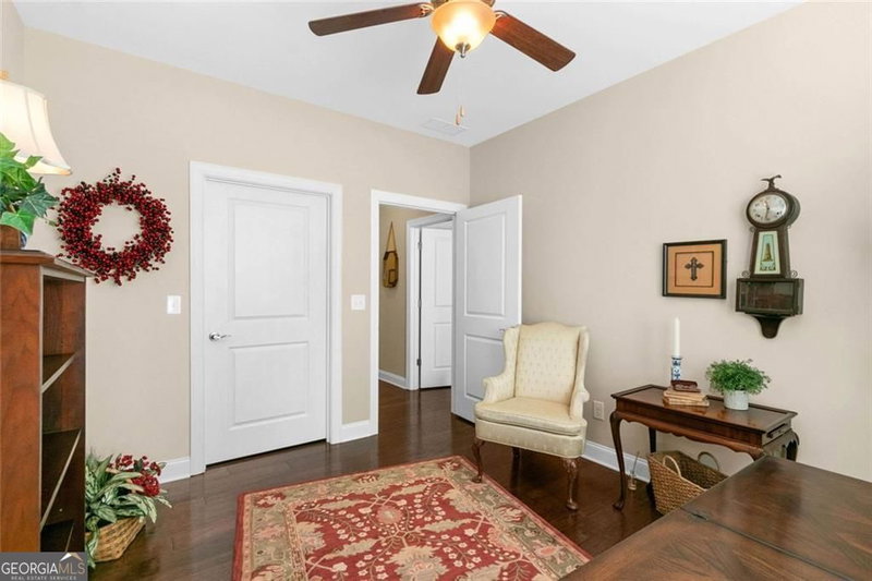 Photo 10 of 559 Bishopton Street
