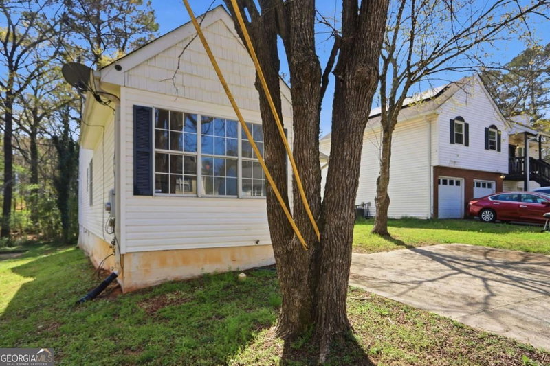 Photo 3 of 627 Sandys Lane SE