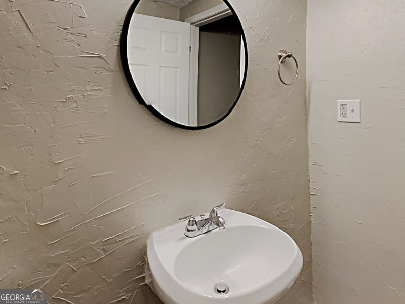Photo 9 of 5665 Lakeview Court