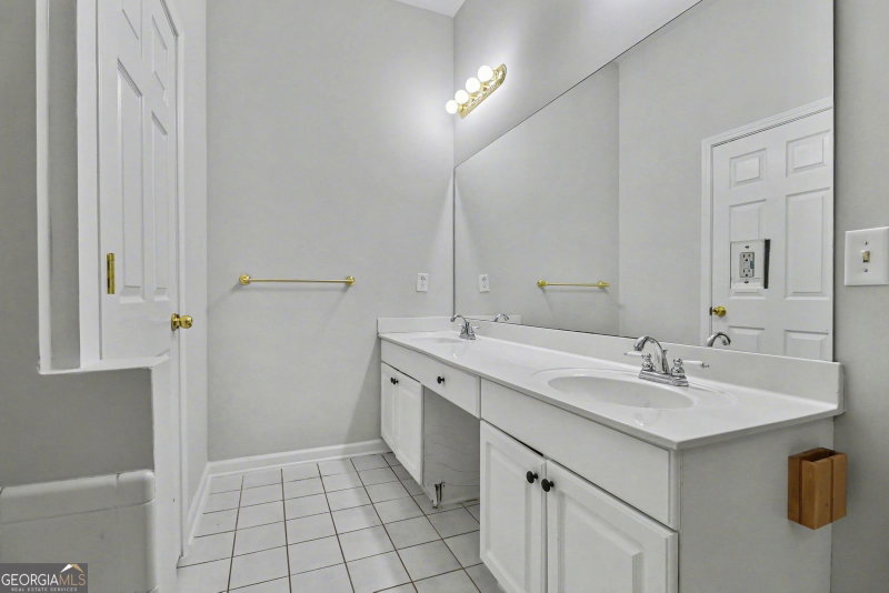 Photo 13 of 3055 Heatherstone Drive