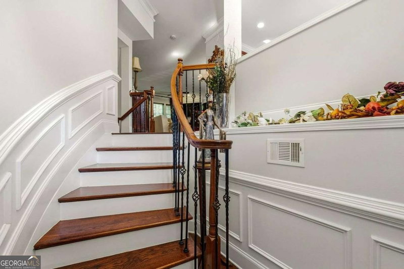 Photo 5 of 2852 Overlook Court NE