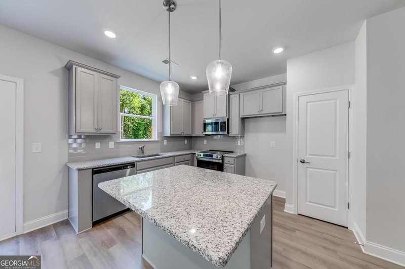 Photo 11 of 117 Greenview Court