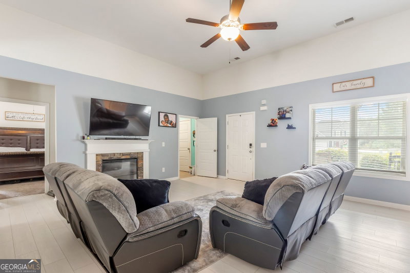 Photo 7 of 370 Springwater Way
