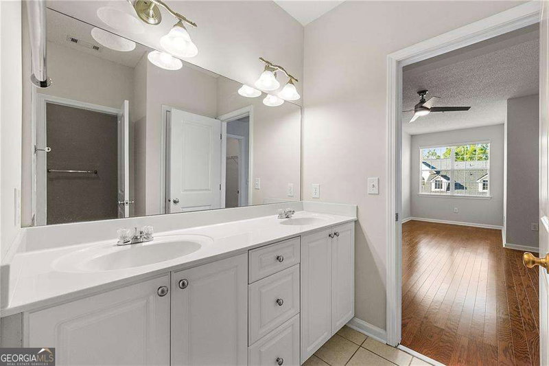 Photo 11 of 2015 Barrett Lakes Boulevard NW #415