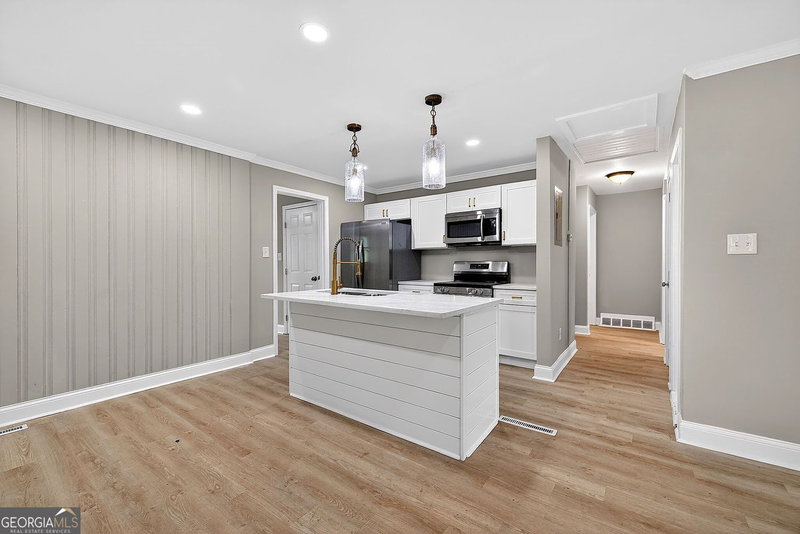 Photo 6 of 231 Glenrose Circle SW