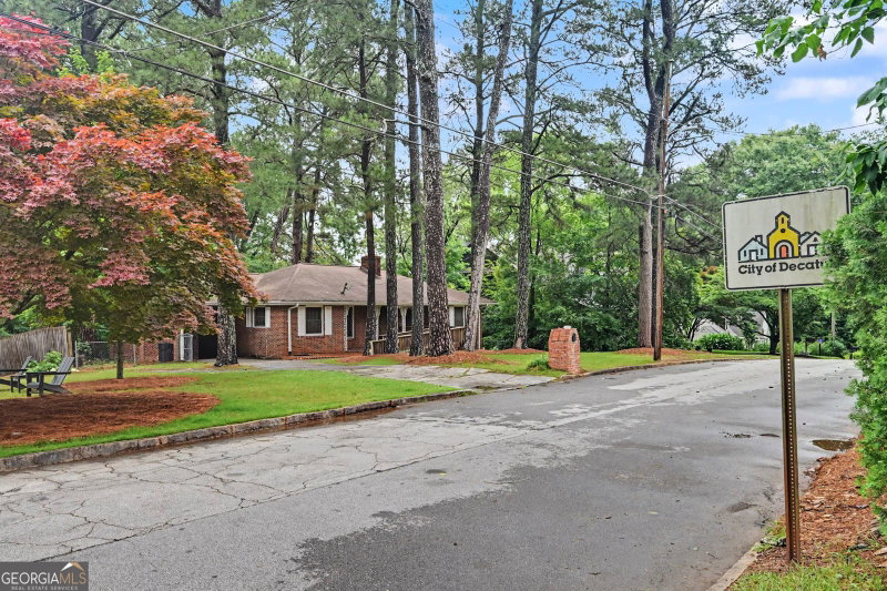 Photo 5 of 424 E Pharr Road
