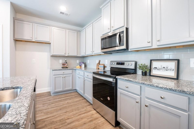 Photo 14 of 121 Greenview Court