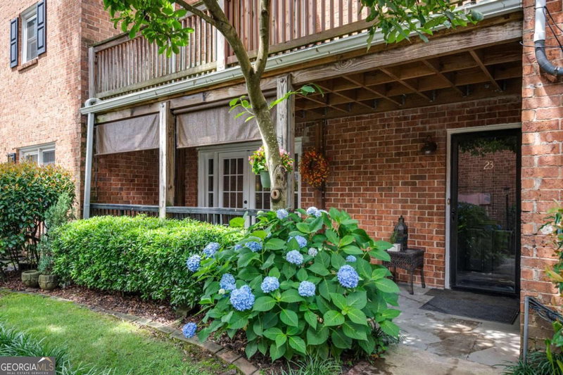 6520 Roswell Road #23
