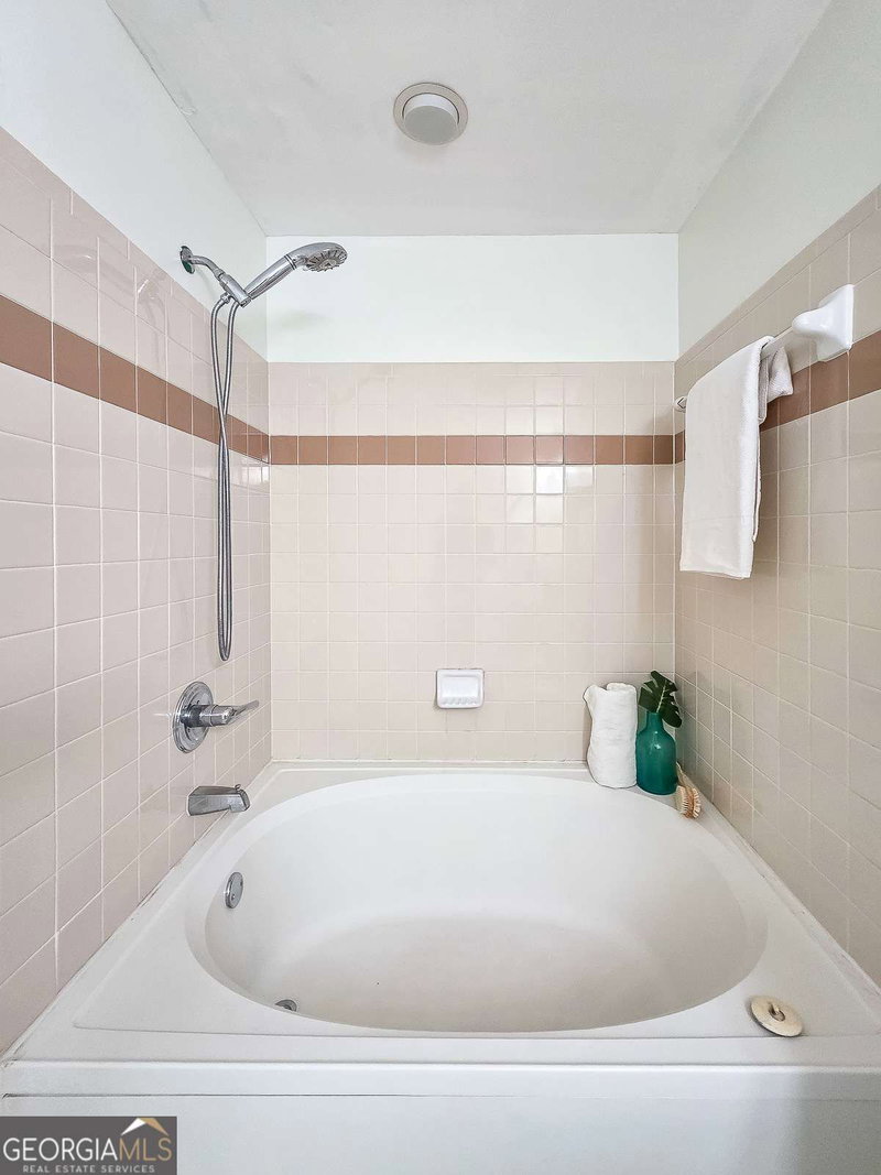 Photo 23 of 1101 Juniper Street NE #211
