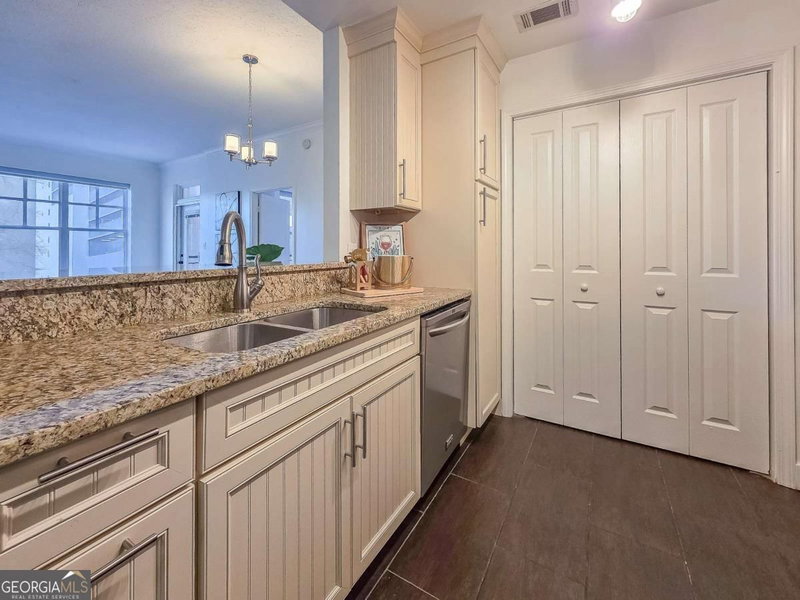 Photo 6 of 1101 Juniper Street NE #211