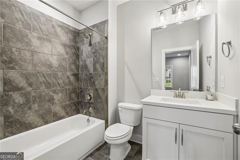 Photo 10 of 913 King Street NW