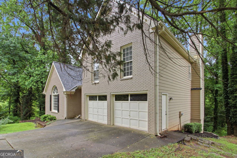 Photo 2 of 4822 Thornwood Drive NW