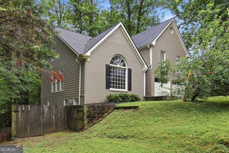 Photo 3 of 4822 Thornwood Drive NW