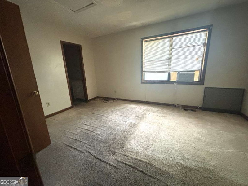 Photo 16 of 906 Silverwood Drive