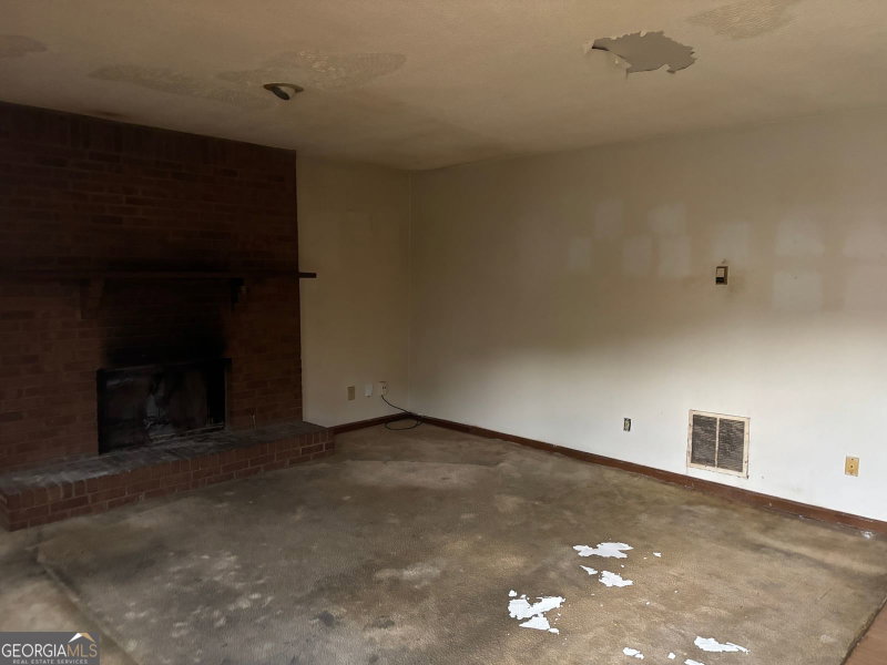 Photo 7 of 906 Silverwood Drive