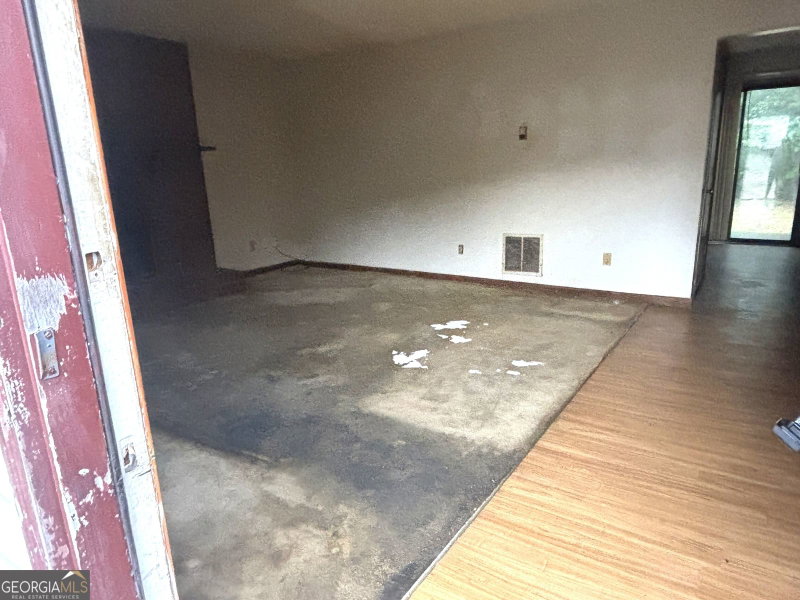Photo 10 of 906 Silverwood Drive