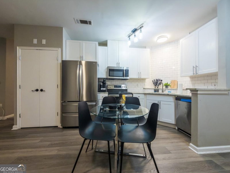 Photo 6 of 898 Oak Street SW #1211
