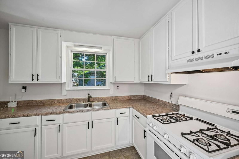 Photo 12 of 523 Ashburton Avenue