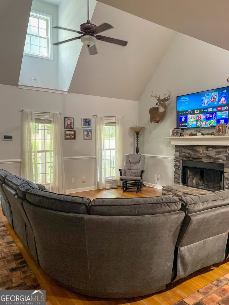 Photo 8 of 1609 White Oak Drive