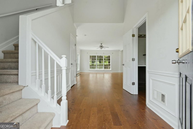 Photo 3 of 619 Lullingstone Drive SE
