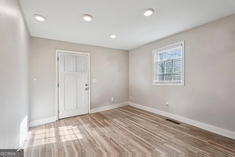 Photo 4 of 2065 Morehouse Drive