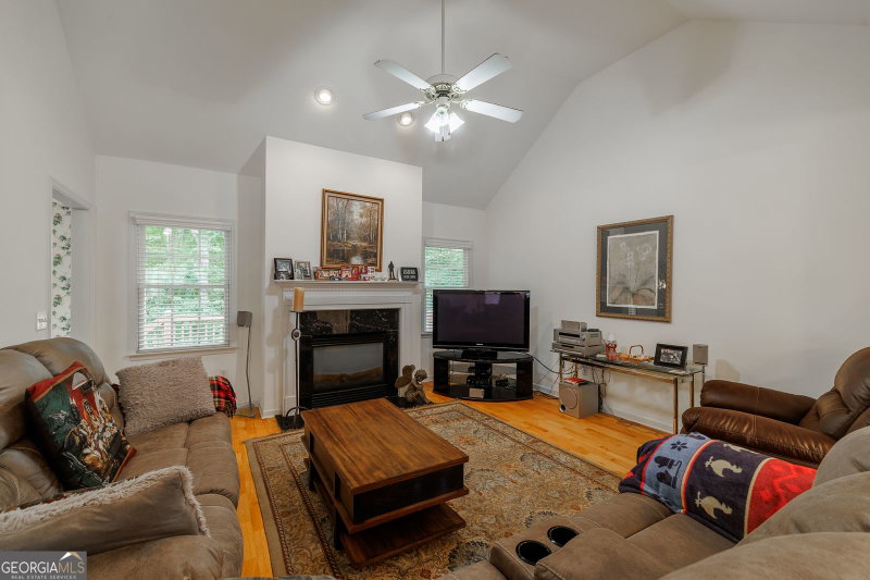 Photo 3 of 825 Saint Ives Lane