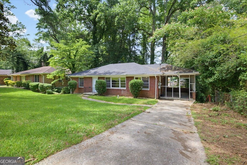 Photo 2 of 1900 Windsor Drive SW