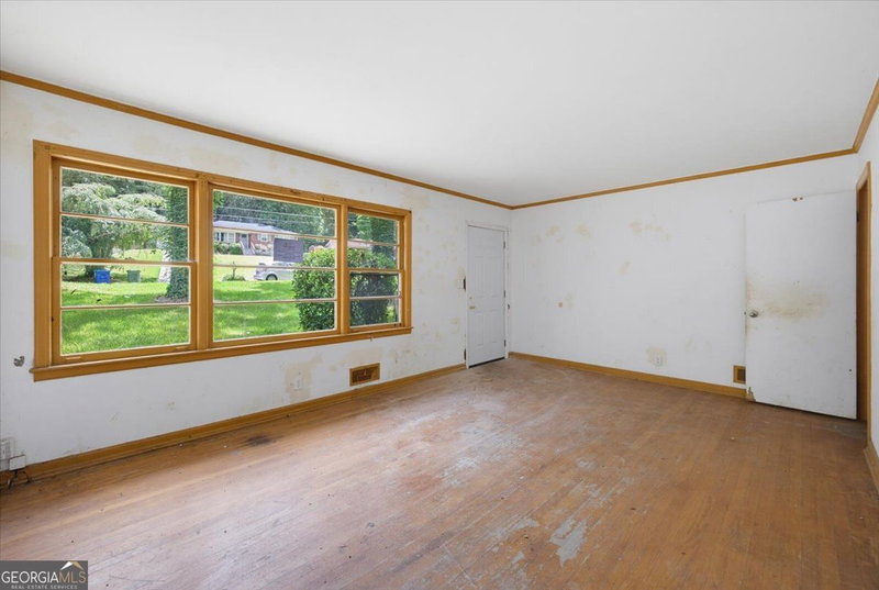 Photo 7 of 1900 Windsor Drive SW