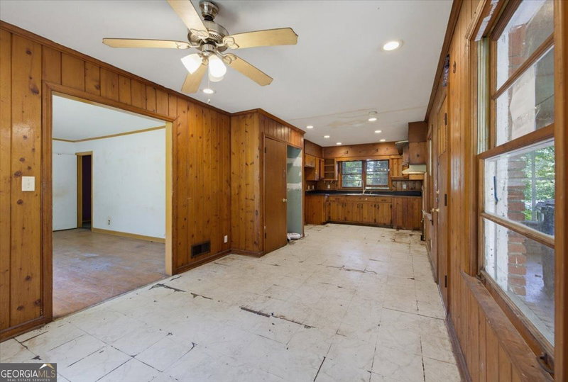 Photo 9 of 1900 Windsor Drive SW