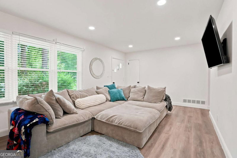 Photo 4 of 581 Meadowbrook Drive SE