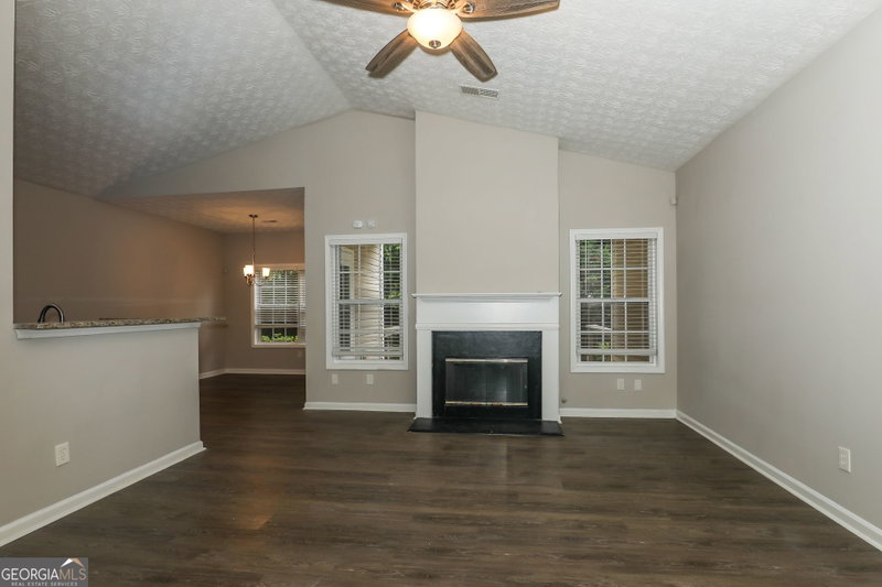 Photo 3 of 1055 Maple Leaf Drive