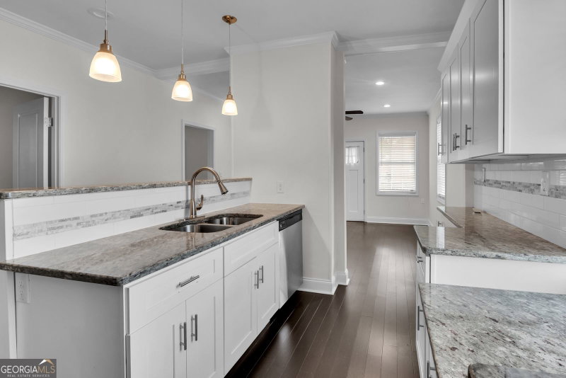 Photo 9 of 385 Arthur Street SW