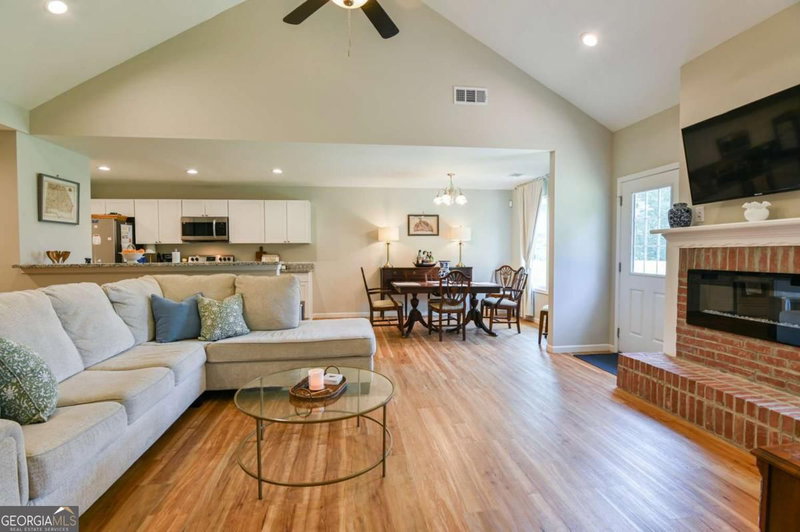Photo 5 of 25 Tyrus Lane