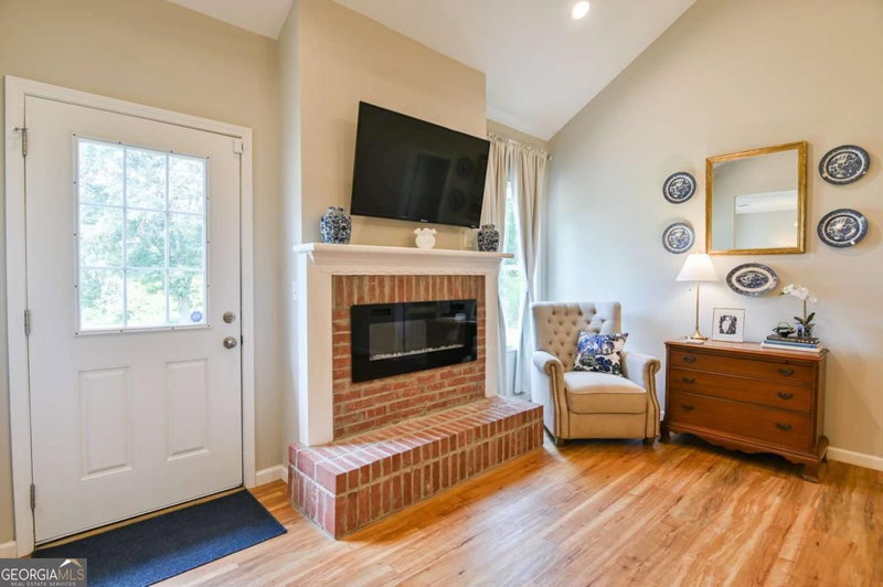 Photo 6 of 25 Tyrus Lane